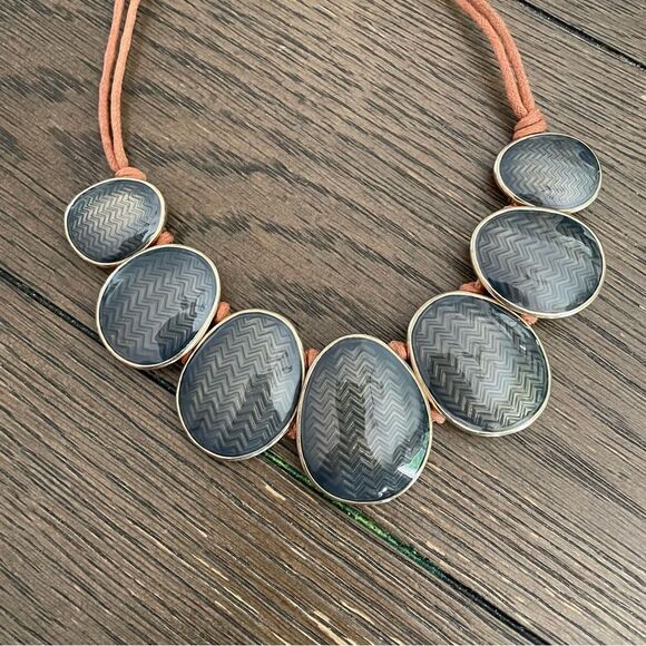 ST. THOMAS Gray Textured Oval‎ Medallion Bib Statement Necklace leather strand - Picture 2 of 6